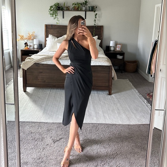 Dresses & Skirts - One shoulder black dress